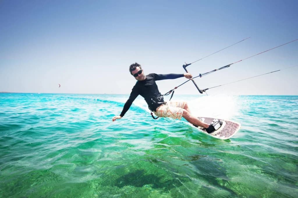 Intermediate kitesurfer riding upwind during a Level 4 course in Hurghada